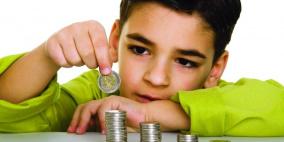 كيف ندرب الطفل على إدارة أمواله؟