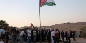 رفع العلم الفلسطيني تحت شعار " من الخان الاحمر الى الجمعية العامة للأمم المتحدة"