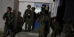 الاحتلال يصيب ويحتجز عددا من المواطنين غرب رام الله