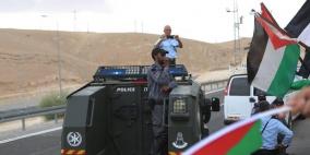 الاحتلال يحاصر الخان الاحمر والجرافات تعود للعمل في محيط القرية