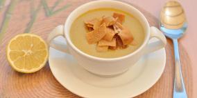 شوربة العدس تجمع الدفء والفائدة الغذائية