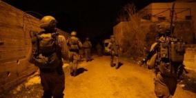 إصابة مواطن برصاص الاحتلال واعتقال نجله خلال اقتحام منزلهما في حلحول