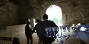 فيديو.. خمر ورقص وشمعدان أمام أبواب الاقصى 