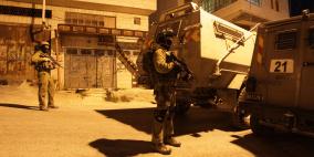 الاحتلال يداهم منزل أسير مقدسي ويستولي على مبلغ مالي