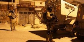 اعتقال 12 مواطنا وجنود الاحتلال يسرقون أموالا في رام الله 