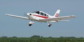 بالفيديو.. هبط بالطائرة على الطريق العام "لقضاء حاجته"!