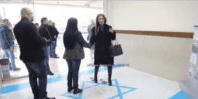 أزمة دبلوماسية.. وزيرة أردنية تدوس العلم الإسرائيلي في عمان 