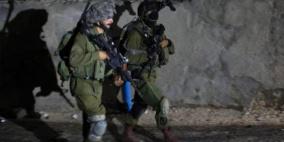 حملة اعتقالات في الضفة والاحتلال يزعم العثور على سلاح