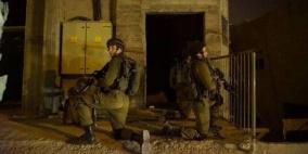 اعتقالات تطال 18 مواطنا على الاقل خلال مداهمات في الضفة 