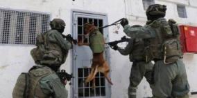 وحدات القمع تقتحم قسم (5) في "ريمون" وتنقل جميع الأسرى