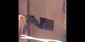 فيديو "طفل البلكونة" يثير الغضب في مصر والأم تعترف