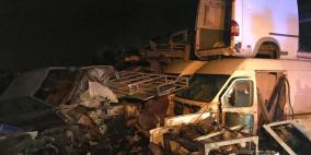 بالصور.. السيطرة على حرق هائل في مشطب مركبات بجنين