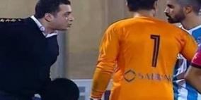 ضابط يقتحم ملعبا خلال مباراة في مصر