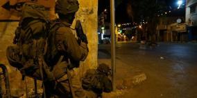 الاحتلال يعتقل 5 مواطنين أغلبهم من عائلة واحدة