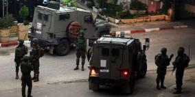 قوات الاحتلال تحتجز طالبين ويعتدي عليهما بالضرب في البيرة