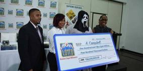 فاز بمليون دولار وأخفى وجهه عند استلام الجائزة!