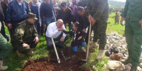 الشرطة تشارك بزراعة أشجار الزيتون في جنين