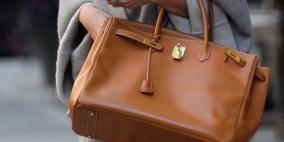 صورة.. سيدة "تصنع" حقيبة يد من جلدها!