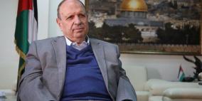 الاحتلال يقتحم منزل وزير شؤون القدس ويسلمه أمر استدعاء للتحقيق