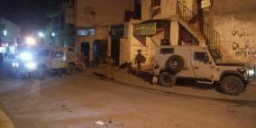 إصابتان إحداها خطيرة خلال اقتحام الاحتلال ومستوطنيه بلدة حلحول