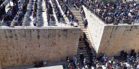 عشرات الآلاف يؤمون الأقصى وقناصة الاحتلال ينتشرون على مشارفه