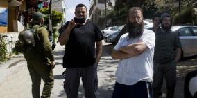 مستوطن يعتدي بالضرب المبرح على ناشط بالخليل