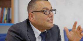 الحكومة تدين الاعتداء على  أبو سيف ونقابة الصحفيين تطالب بمحاسبة المعتدين 