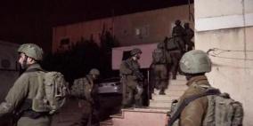 الاحتلال يعتقل ثلاثة شبان غرب رام الله ويستولي على تسجيلات كاميرات