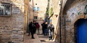 الاحتلال يزيل موقفا للمركبات ويستولي على معدات في القدس