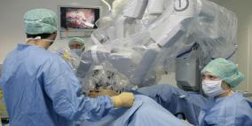 ولادة أول رضيع شاركت فيه "الجدة والأم والروبوت"