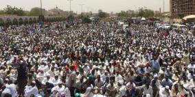 منظمو احتجاجات السودان يرفضون إعلان المجلس العسكري