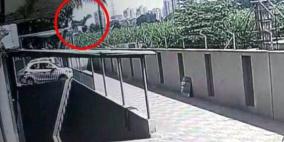 نجت بأعجوبة.. فيديو للحظة سقوط طفلة من الطابق 12