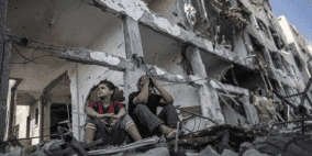 أصحاب المنازل المدمرة  يعتصمون أمام مقر الأونروا في غزة