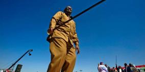 الشرطة السودانية تمحو اسم البشير وصورته