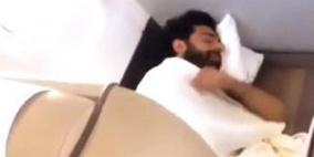  زميل صلاح يصوره على الطائرة..شاهدوا ماذا يفعل