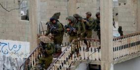  قوات الاحتلال تعتقل 8 مواطنين من بلدة حزما