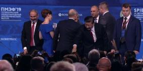 فيديو: حرس بوتين ينقذ الرئيس الصيني من السقوط