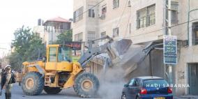 الاحتلال يشرع بعمليات هدم واسعة في محيط حاجز قلنديا 