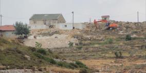 مستوطنون يضعون أسلاكا شائكة حول أرض في جنين