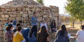 "المنطار" عمل فني جديد للفنان سليمان منصور في حدائق المتحف الفلسطيني