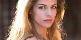 حسناء بيرو تقدم عرضا لبطل الفوز على تشيلي