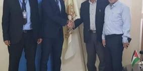 بنك الاسكان يقدم منحة لتأهيل دوار الذروة لبلدية حلحول