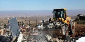 الاحتلال يهدم بركسا في بلدة إذنا غرب الخليل