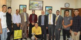 الإسلامي الفلسطيني يكرم الفائز بجائزة أفضل منتج في الشركة الطلابية