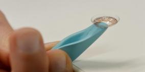 استحمت بالعدسات اللاصقة وفقدت بصرها