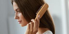 عادات تجعل شعركِ دهنياً حتى ان لم يكن كذلك.. تجنبيها