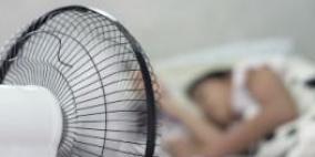 أطباء يكشفون مخاطر النوم تحت المروحة