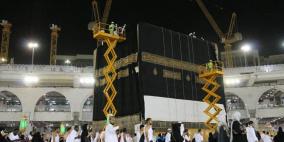بالصور.. استبدال كسوة الكعبة المشرفة