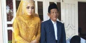 أحبته من أول نظرة...فارق 56 عاماً بين العريس وعروسه