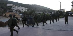 الاحتلال يقتحم عين قينيا ويستولي على تسجيلات كاميرات